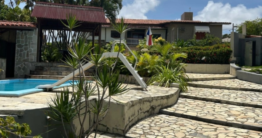 Paraíba, Jacumã, área total 1.600 m2, 05 qtos, 07 banheiros, piscina, extensa área de Jardim