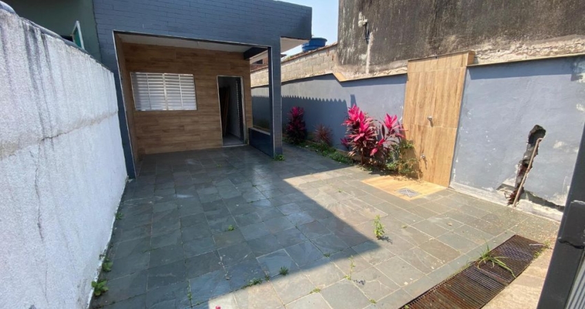 Ótima casa  no bairro Nova Itanhaém com 02 quartos