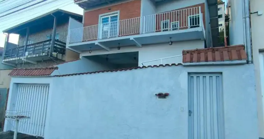 Imperdível oferta de casa à venda em Poços de Caldas-MG, Vila Caio Junqueira: 3 quartos, 1 suíte, 1 sala, 1 banheiro, 3 vagas, 106m²!