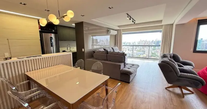 Apartamento mobiliado de 2 dormitórios com suíte e 2 vagas no Petrópolis