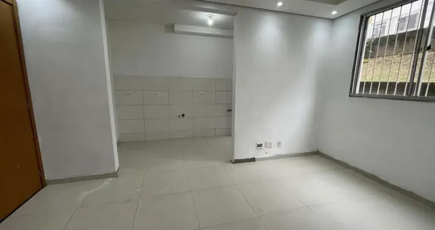 Apartamento térreo 2 quartos em condomínio fechado com piscina e infra completa