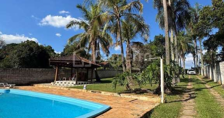 Belíssima Chácara à venda, com 2.366,38m² de terreno, fundos com a represa, na Praia dos Namorados,