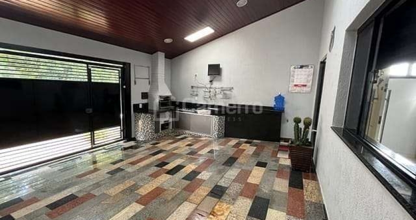 Casa à venda, com 3 dormitórios, sendo 1 suíte, 150m² terreno e 126m² construção, por R$630.000 - V