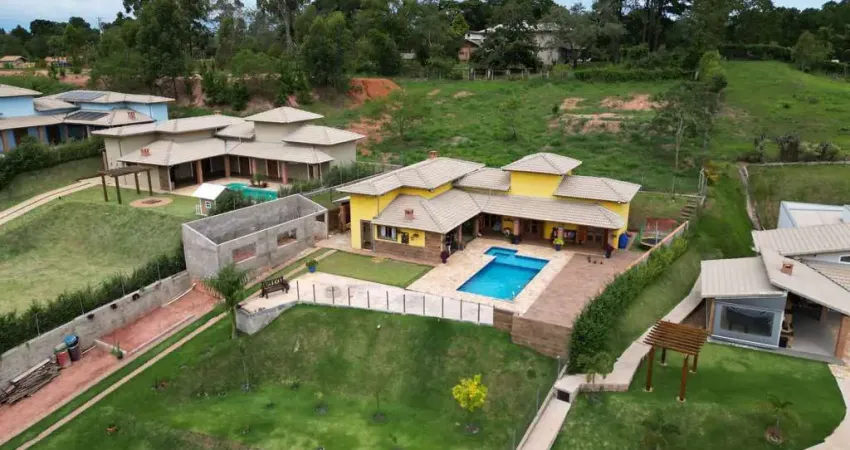 VISTA DESLUMBRANTE - Linda chácara em condomínio fechado.
