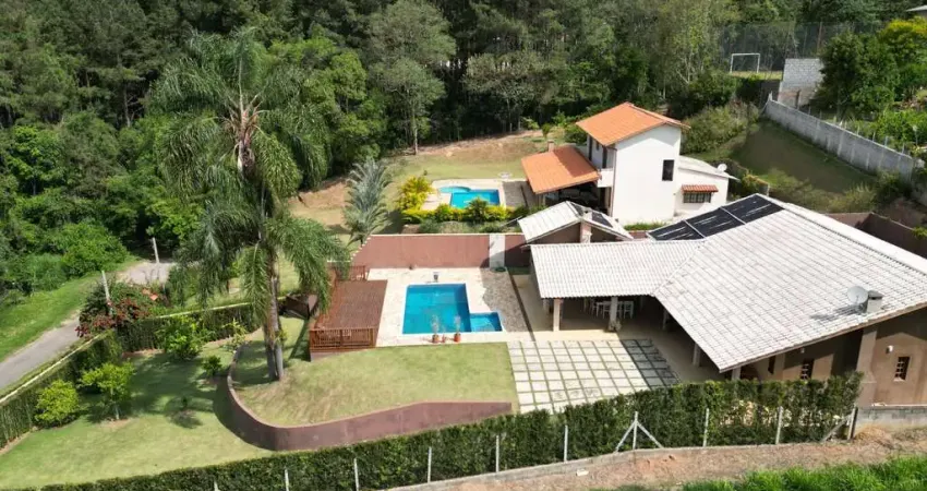 Linda Chácara em condomínio fechado com vista pra mata
