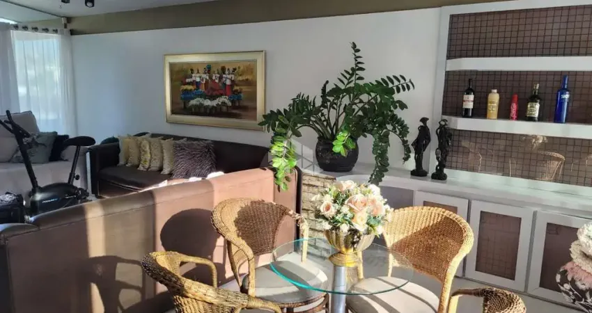 Casa à Venda em Capoeiras, Florianópolis, com 4 Quartos, Suíte, Piscina e 2 Vagas de Garagem