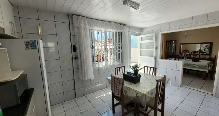 Casa à venda em Capoeiras, Florianópolis - 3 quartos, edícula e excelente localização