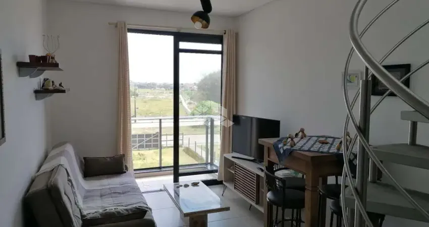 Apartamento duplex com 2 dormitórios, 1 suíte a 300 metros da praia do Campeche