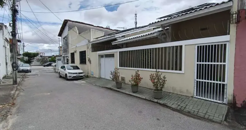 Casa para Venda em Fortaleza, Benfica, 5 dormitórios, 2 suítes, 4 banheiros, 1 vaga