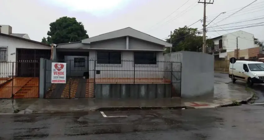 Casa na região Leste de Londrina com 2 vagas de garagem
