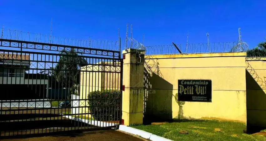 Casa à venda no Condomínio Petit Ville em Londrina com 2 suítes