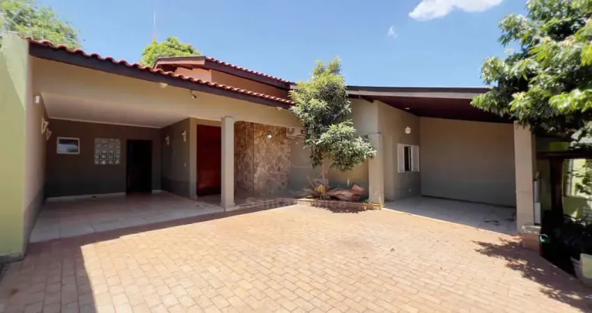 Casa à Venda com 4 Dormitórios no Shangri-lá A, Região Oeste