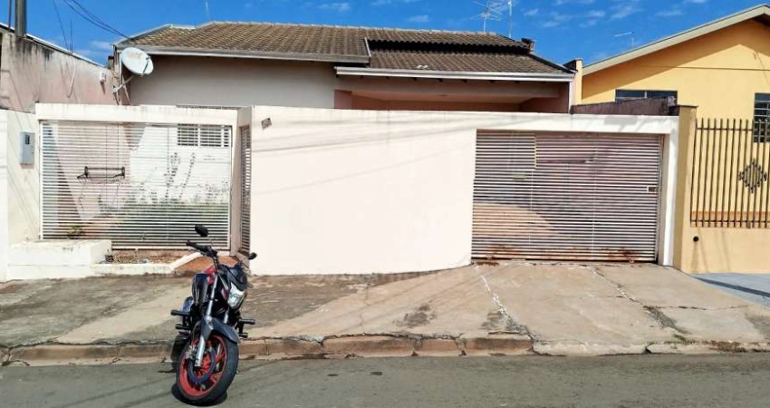 Casa à venda no Cinco Conjuntos com 3 quartos, sendo 1 suíte na Região Norte de Londrina
