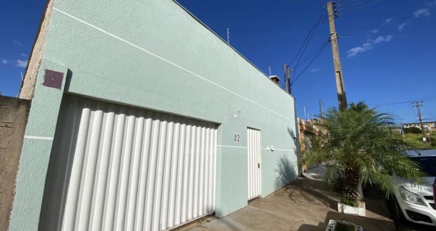 Casa com 2 dormitórios á venda na região Norte de Londrina.