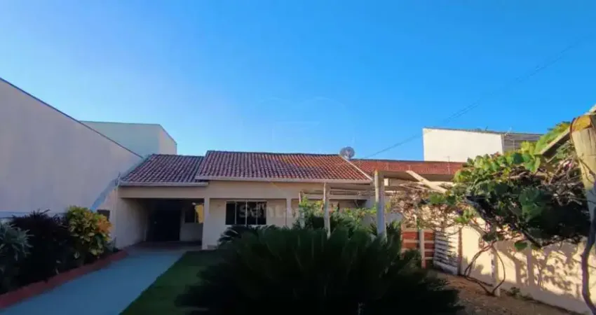 Casa para venda com 3 quartos e amplo quintal, próximo da Avenida Saul Elkind