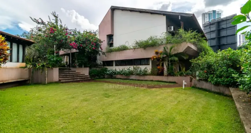 Residência de Alto Padrão à Locação com Vista para o Lago em Londrina com 4 Quartos e Piscina