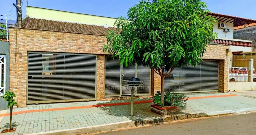 Casa assobrada à venda no jardim pacaembu com 3 quartos e cozinha planejada