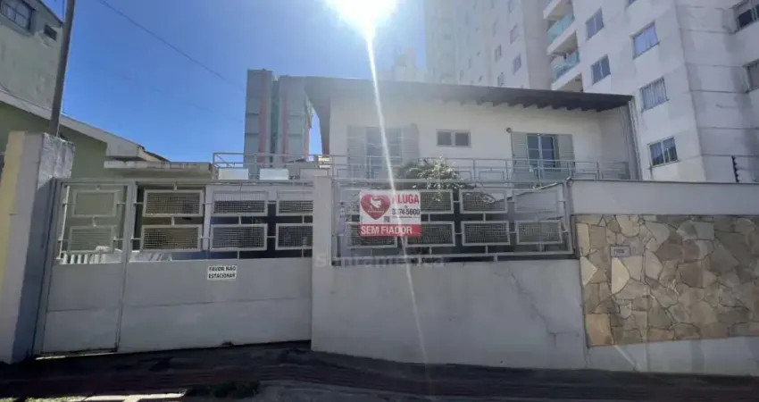 Sobrado à venda na região central com 3 quartos na região central de londrina