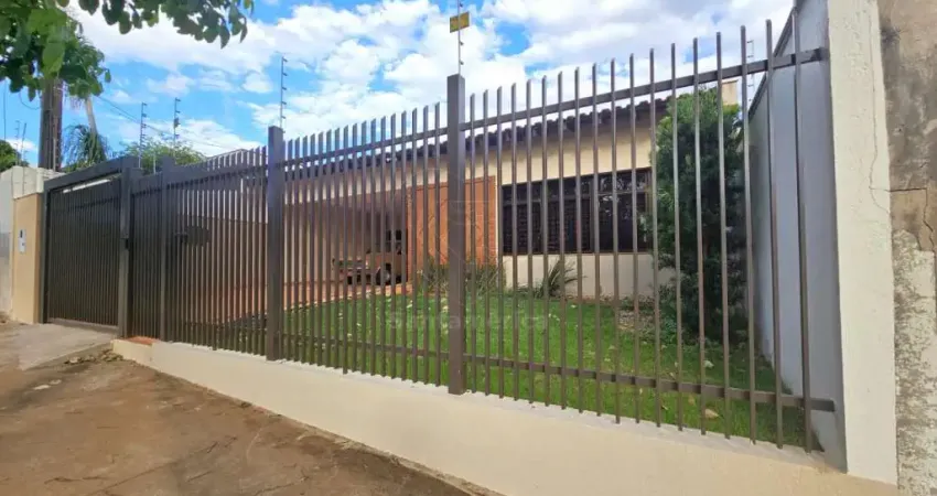 Casa para alugar no jardim bancários, região oeste de londrina, com 3 quartos sendo 1 suíte e edícula nos fundos