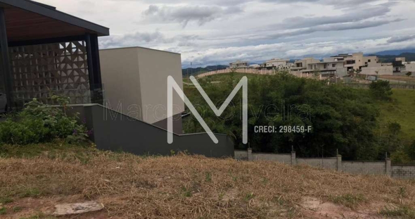 Terreno à venda 560m² Pequeno Declive - Condomínio Alphaville II - Urbanova