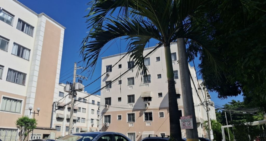 Avenida Brasil, condomínio Retiro da Serra, andar baixo, vazio , com vaga, piscina, portaria 24hs.