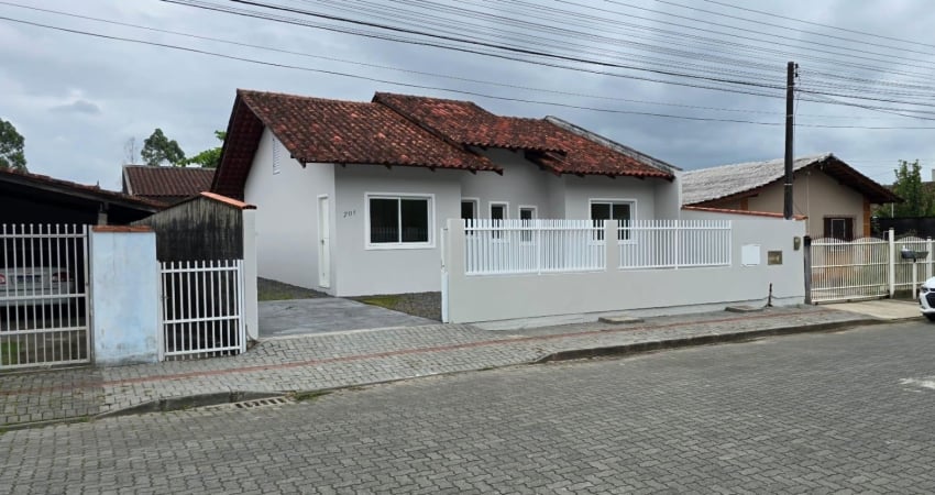 Vendo excelente residência bairro Espinheiros em Joinville. 