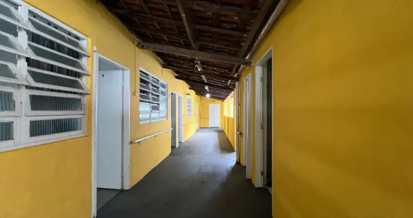 Casa para Locação Comercial/Residencial, 13 salas, 6 banheiros, Terraço Fechado, hall, copa, cozinha, lavanderia, quintal, 8 vagas de garagem, 10m de frente para Avenida Carvalho de Mendonça.