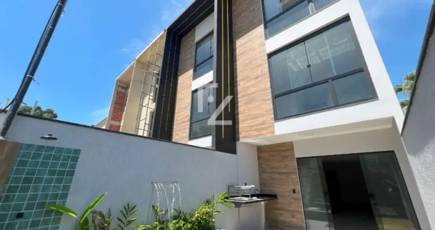 Triplex com 3 Suítes, suíte Master com 50m2, Condomínio Fechado em Localização Privilegiada