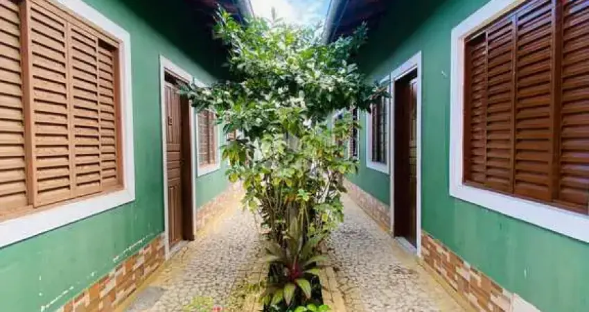 Casa a venda na praia grande, bairro ocian, com 1 quarto e 1 vaga.