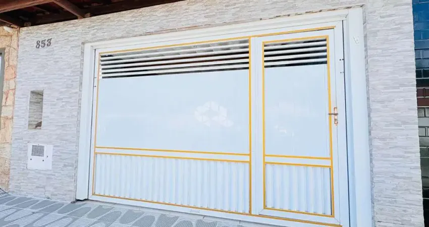 Vende casa na praia grande, bairro maracanã, com 02 dormitórios e 02 vagas de garagem.