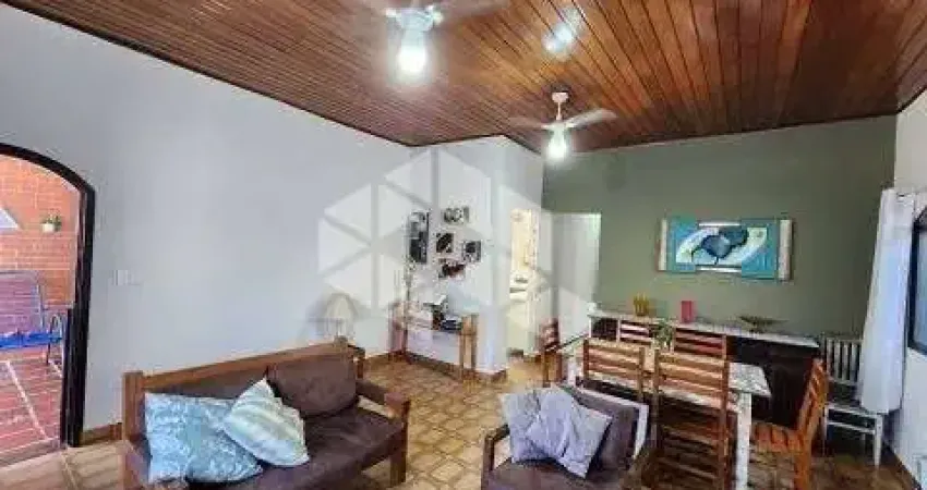 Vende casa com 03 dormitórios ( 01 suíte), 03 banheiros, 04 vagas de garagem.