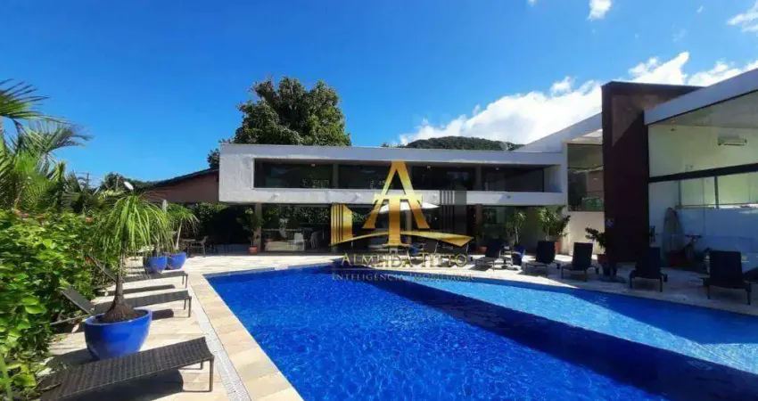 Luxuosa Casa Tríplex  à venda no Condomínio Cambury Residence II  a 200m da Praia de Camburi - São Sebastião.