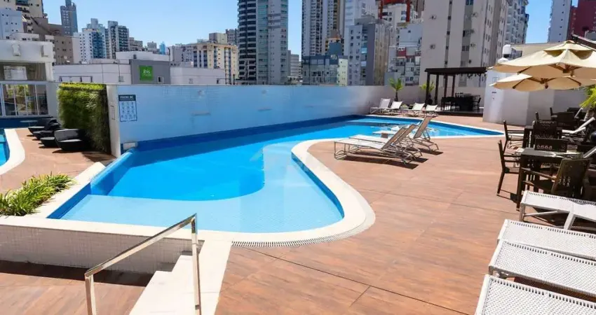 Apartamento mobiliado e decorado para locação anual no  centro de  balneário camboriú, sc