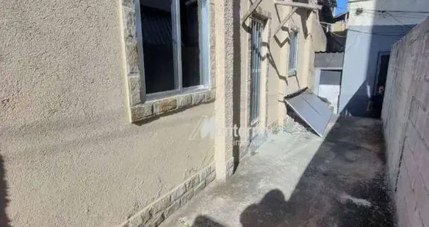 Casa com 2 qtos, banheiro, sala, cozinha e uma varanda metade coberta e metade aberta com churrasqueira.