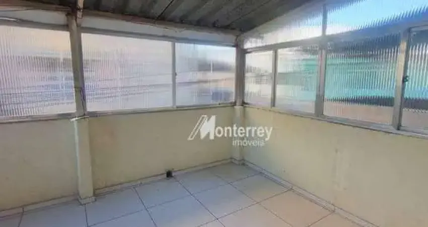 Apartamento com 2 qtos, banheiro, sala, cozinha e uma varanda coberta.