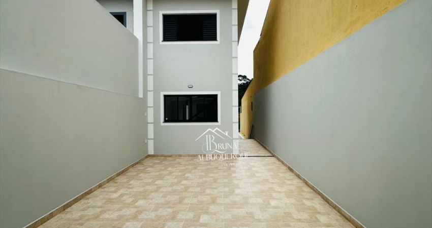 Casa à Venda em Itaquaquecetuba com Quintal Amplo e 4 Vagas de Garagem