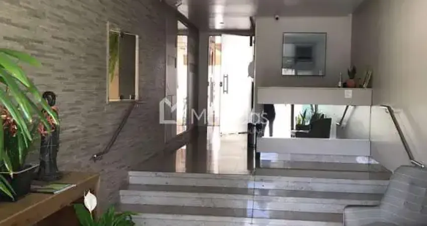 Apartamento de 2 quartos , sendo uma suíte com armários modulados, sala ampla, banheiro social, cozinha com armários modulados, área de serviço e vaga de garagem.em Centro  -  Campos dos Goytacazes