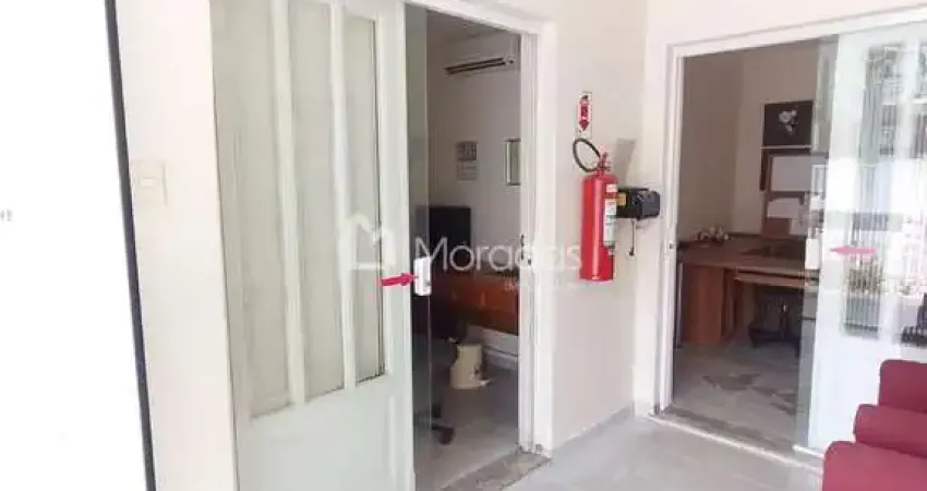 Excelente ponto comercial medindo 554,14 m2 de área construída, terreno 654,01 m2, no térreo 3 salas, refeitório, 2 banheiros, parte superior com 3 salas amplas para reunião, treinamento e rh, um gal