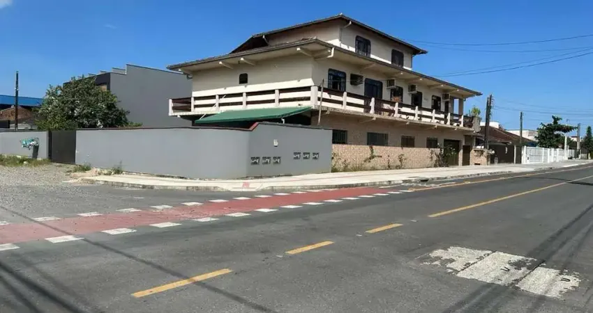 Predio Residencial C/Aprox.550m2 C/06Aptos e Terreno C/Area de 861m2 No Bairro Aventureiro!