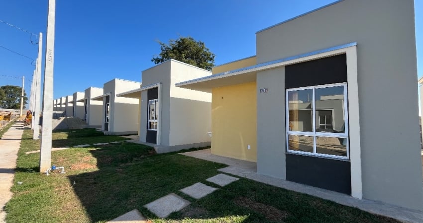 Casa em condomínio 2 dormitórios com quintal e piscina