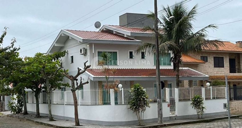 Casa com 6 quartos à venda no Centro, Penha 