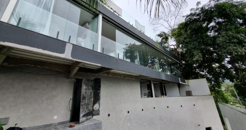 BELISSIMA CASA NO CONDOMINÍO BELA FLORESTA VARGEM PEQUENA