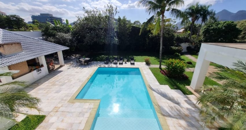 Casa de Condomínio com 5 Suítes e 9 banheiros à Venda, 700 m²