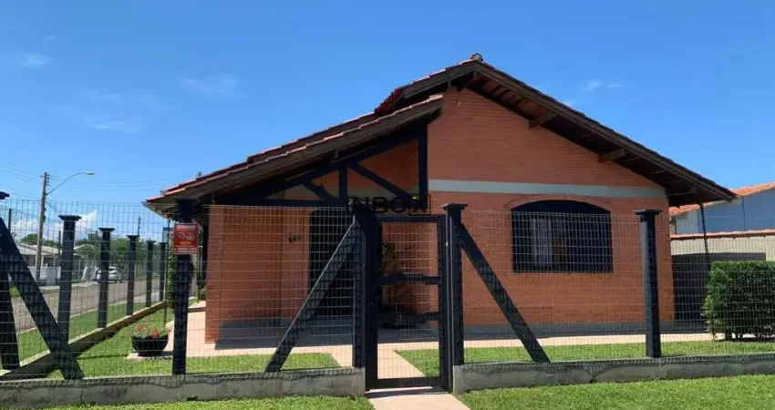 INBOX CIA IMOBILIÁRIA VENDE EM ATLÂNTIDA SUL - Casa com piscina à 800 m da praia.