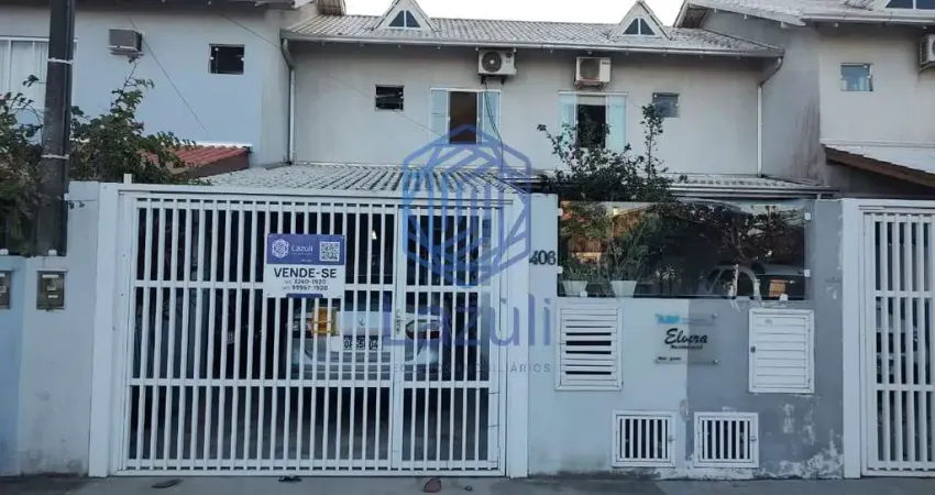 Sobrado geminado localizado no bairro Meia Praia em Navegantes SC