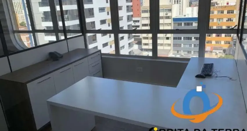 Sala Comercial com 100 mts2 , equipada e mobiliada para 30 pessoas ou mais, com boa iluminação, opção para comércio ou indústria. No centro de