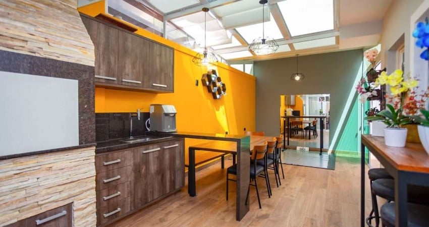 Sobrado MOBILIADO EM CONDOMÍNIO | 4 dormitórios | 200 m² | à venda por R$ 1.230.000 - Água Verde - Curitiba/PR