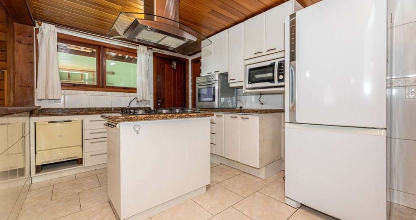 Sobrado Rústico com 3 Quartos | Suíte | 4 vagas | 195m² | à venda por R$ 849.000 - São Braz - Curitiba/PR