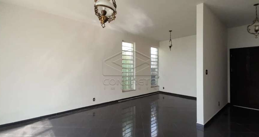 Casa com 3 quartos para alugar no Centro, Jaú 
