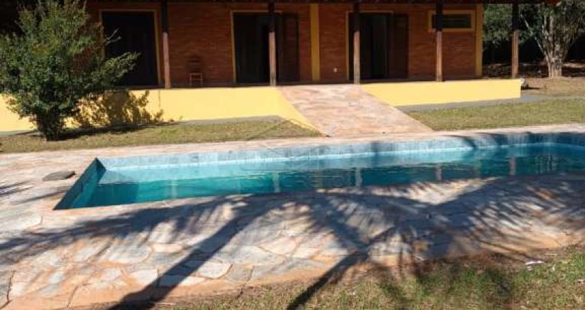 Linda Chácara, 4 dormitórios sendo 2 suítes, com piscina!!!